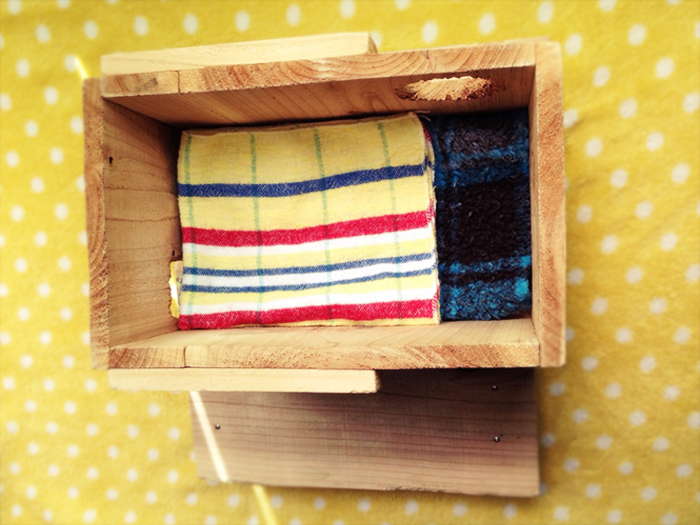 画像：木箱の中にお気に入りの毛布を